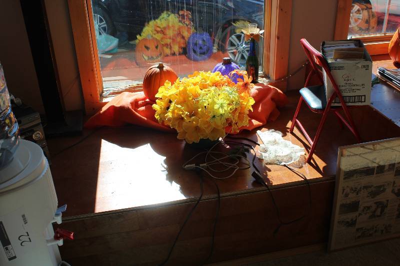 lot 24 image: Contents of Ledge Including Decorative Flowers Holiday Decor And More.