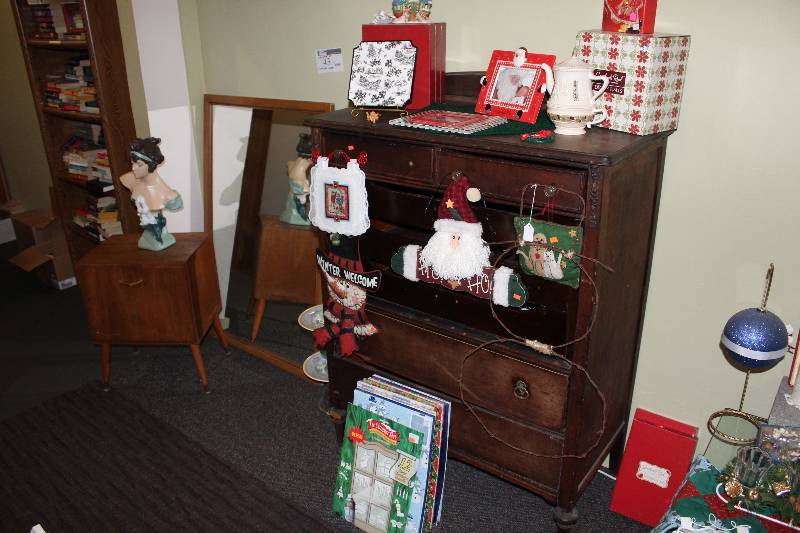 lot 43 image: Wall & Corner Lot Including Mirror Wooden Shelf Decorations And More.