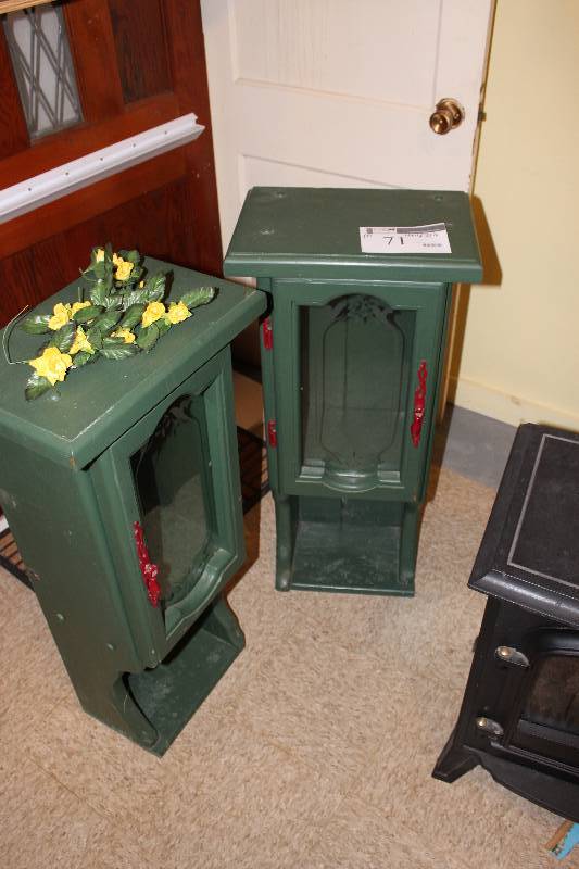 lot 71 image: Lot of (2) Display Cabinets Includes Contents.