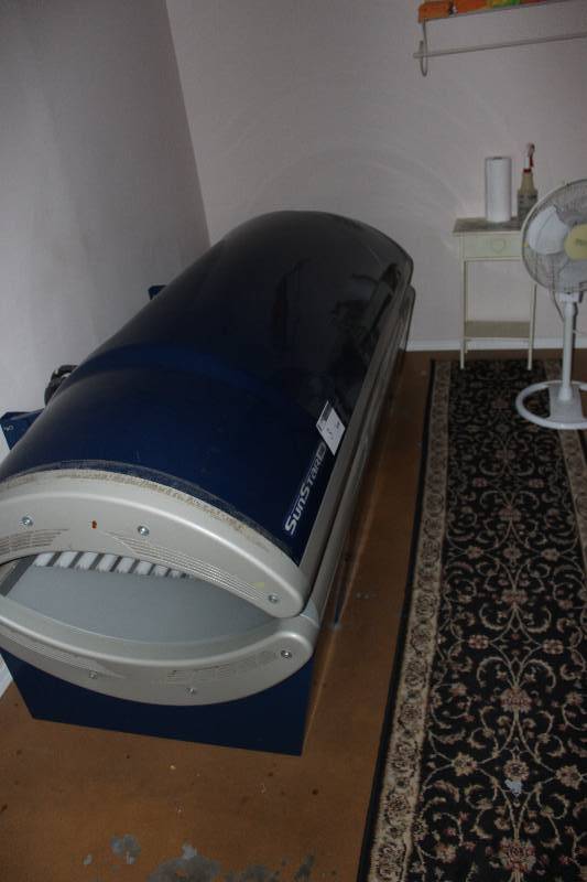 lot 3 image: SunStar 332 Tanning Bed Bed is at least 20 years old.  Unsure on hours.  Contents Of Room Included.