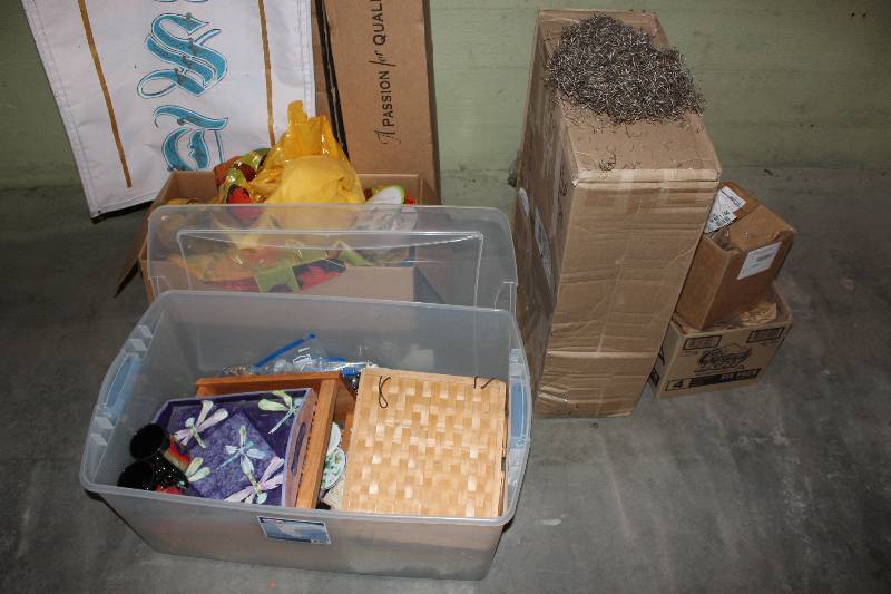 lot 81 image: Floor Lot of Home Decorations.