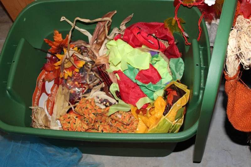 lot 93 image: Tote of Thanksgiving Decorations.