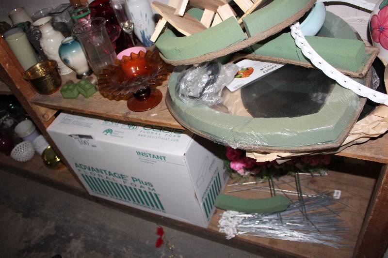 lot 100 image: Shelf Lot of Home Decor.