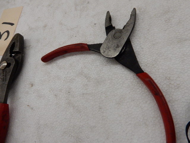 lot 31 image: Misc. pliers.. Electrical wire strippers CV Bootband tool