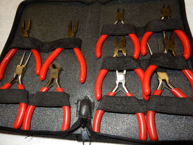 lot 33 image: Set of MAC, Mini pliers, cutters, needle nose, long needle nose, nippers. Complete with case