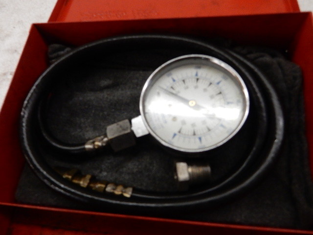 lot 44 image: Snapon, Oil Pressure Gauge, MAC, Fuel Pressure Gauge