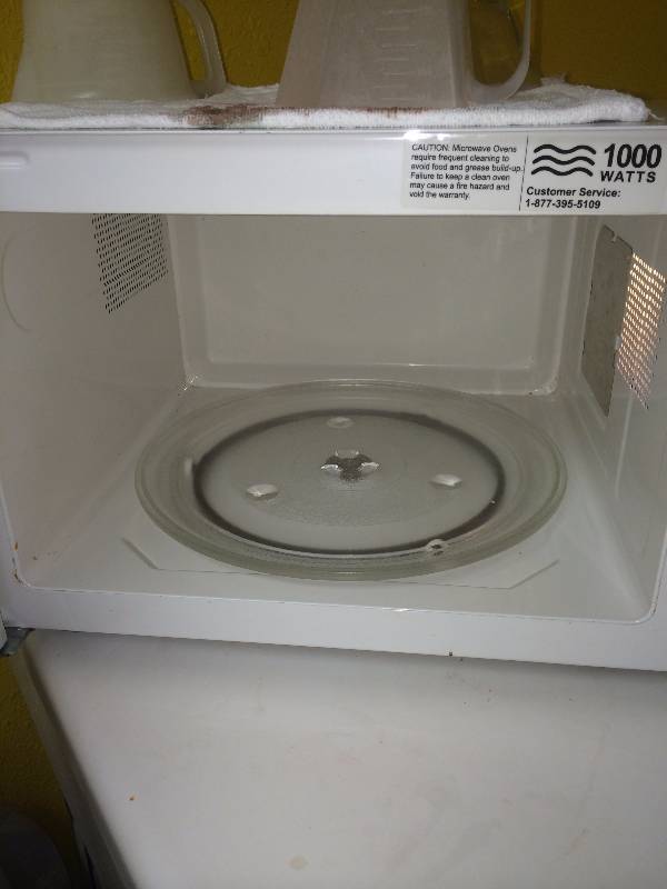 lot 20 image: Hamilton Beach Microwave