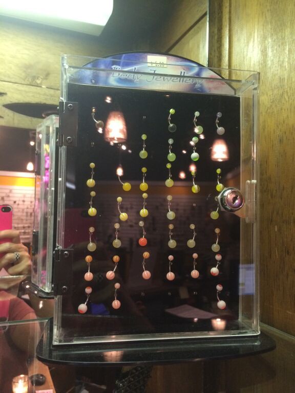 lot 54 image: Body Jewelry Display Case