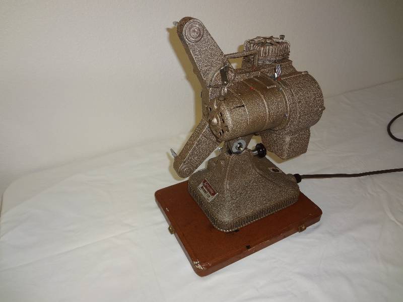 lot 1 image: Vintage 8MM Projector