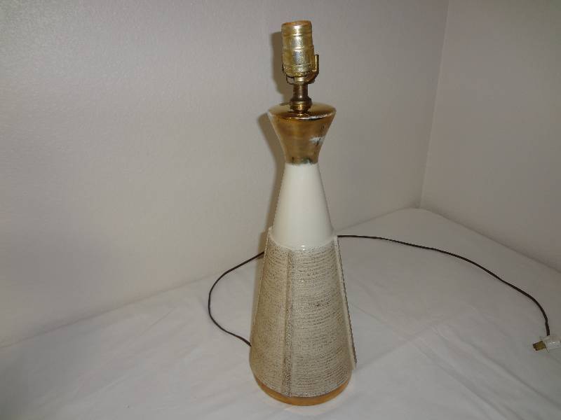 lot 6 image: Vintage Table Lamp