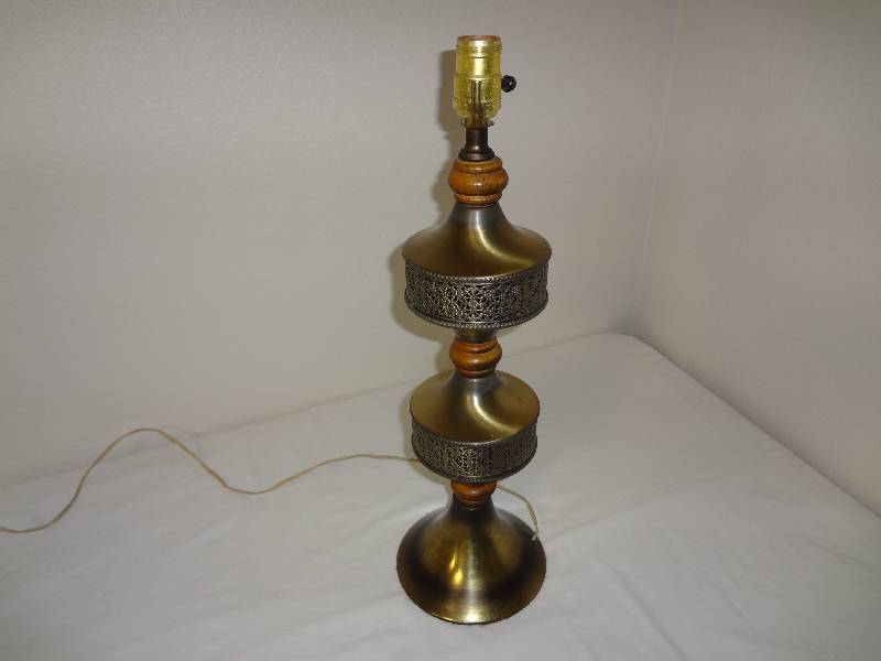 lot 5 image: Vintage Table Lamp