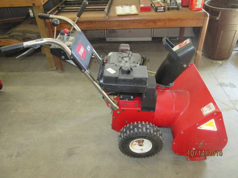 lot 2 image: Toro 8HP Snowblower, 3-Speed Forwar...