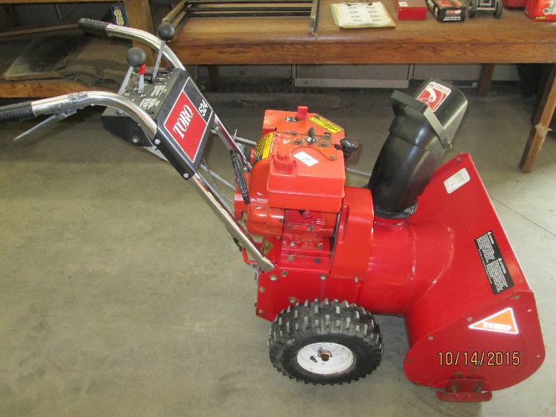 lot 4 image: Toro 5HP Snowblower, 3-Speed Forwar...