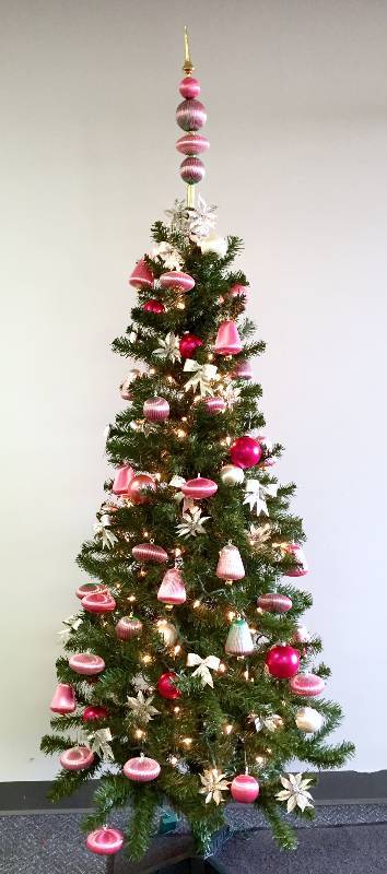 lot 5 image: 6 Fully decorated pre-lit Christmas tree full of vintage ornaments.