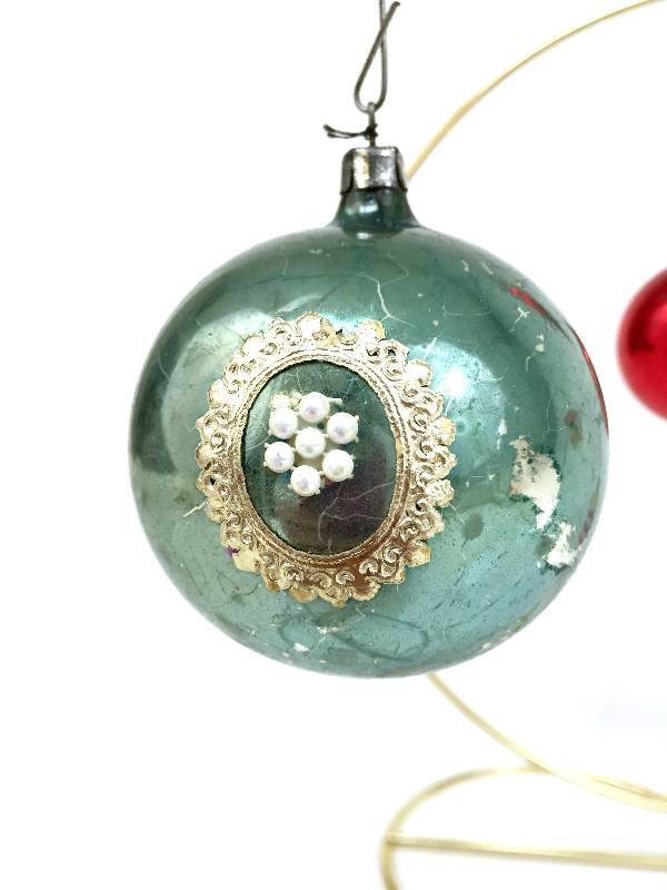 lot 31 image: Lot of collectible victorian or vintage ornaments