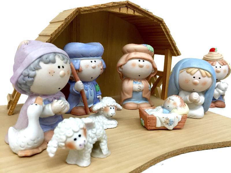 lot 39 image: Collectible 11 Pieces George Good Fabrizio Bumpkins Christmas Nativity Set with Wood Stable Creche.