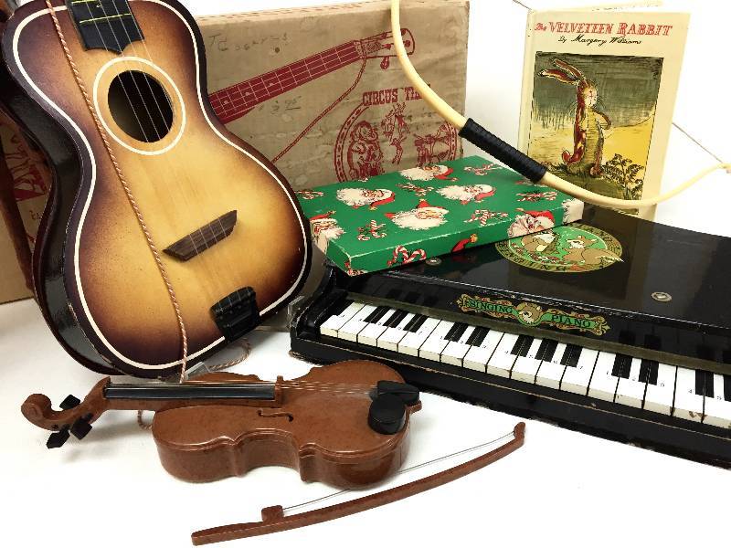 lot 38 image: Large lot of vintage collectible toys