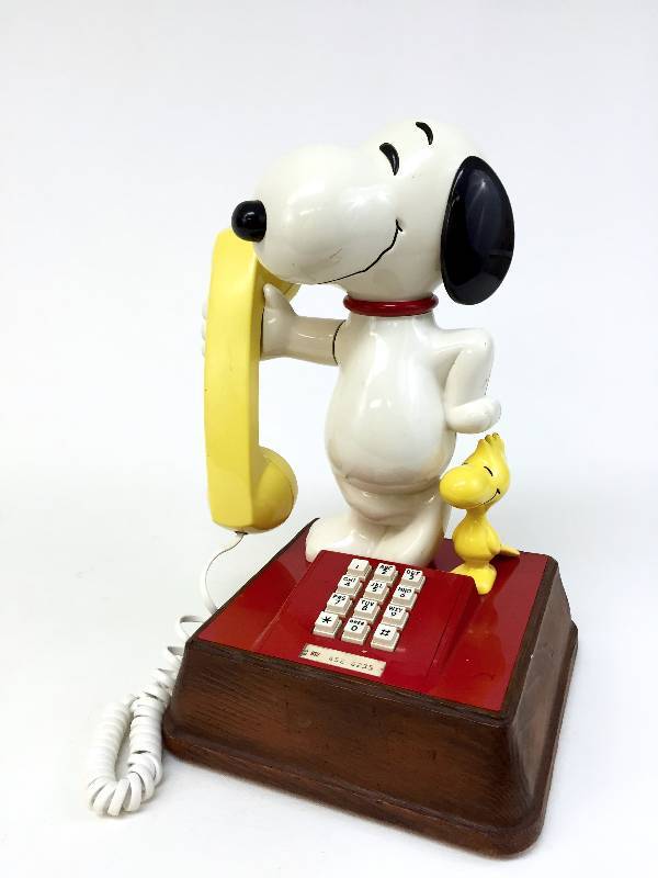 lot 18 image: Vintage collectible snoopy phone