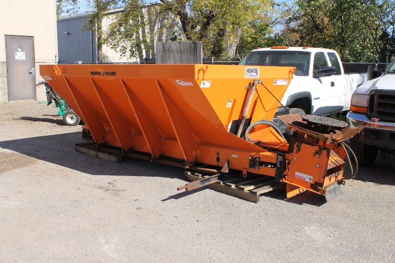 lot 19 image: MONROE V-Box SandSalt Spreader
