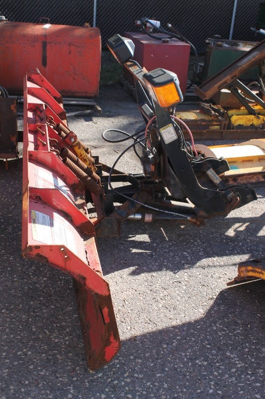 lot 32 image: 8.5 BOSS Snow Plow