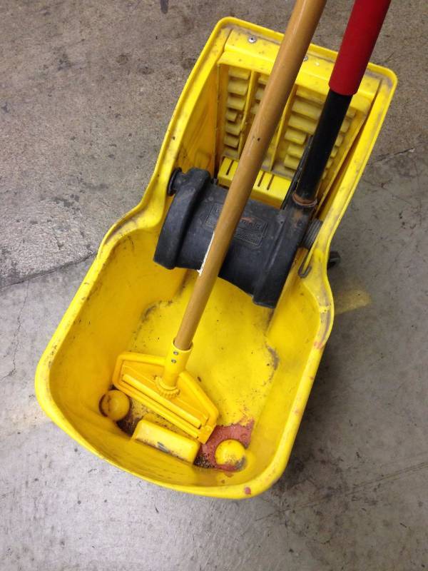 lot 67 image: Mop Bucket & Mop Handle (mop head n...