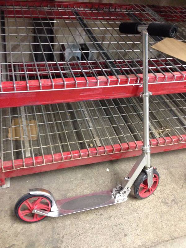 lot 91 image: Razor Scooter with 8 Wheels...