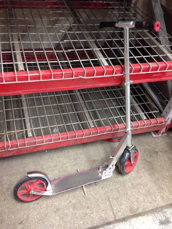lot 92 image: Razor Scooter with 8 Wheels...