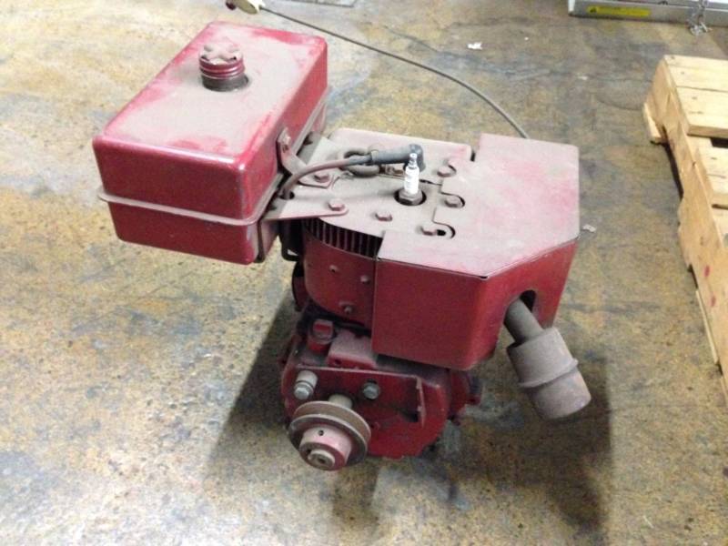 lot 110 image: Snowplow Tecumseh Motor 4 Horsepow...