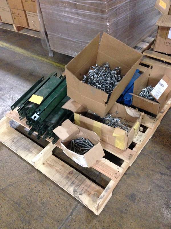 lot 134 image: Pallet of Upright Supports & Lockin...