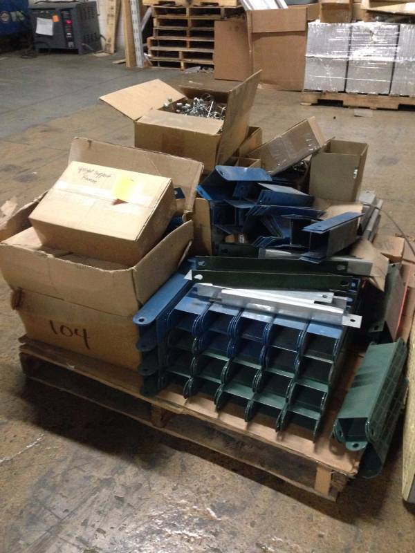 lot 137 image: Pallet of Upright Supports & Lockin...