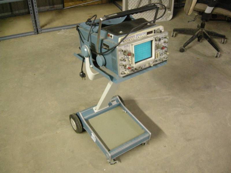 lot 3 image: Tektronix 475 Oscilloscope with cart