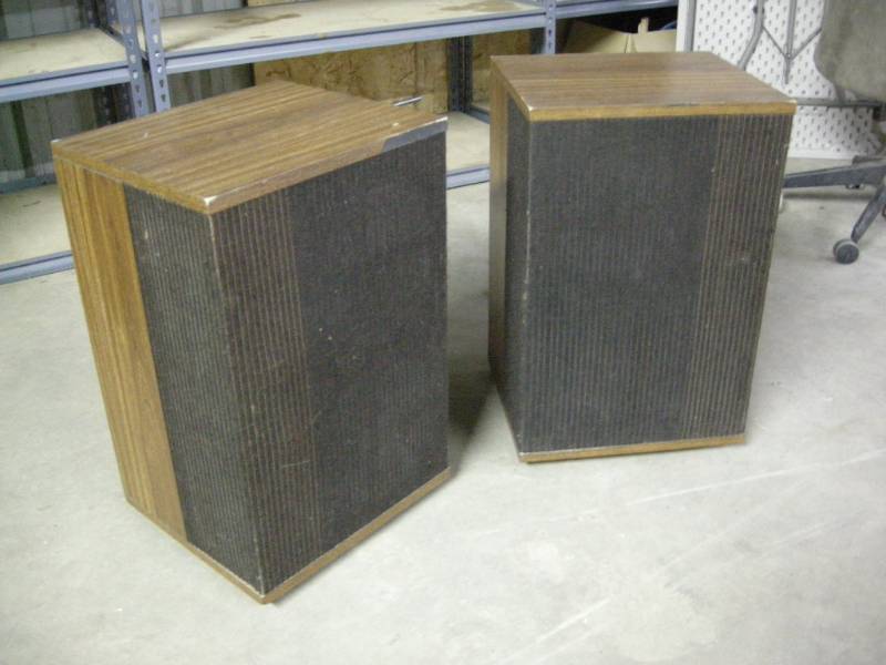 lot 4 image: Vintage Bose speakers