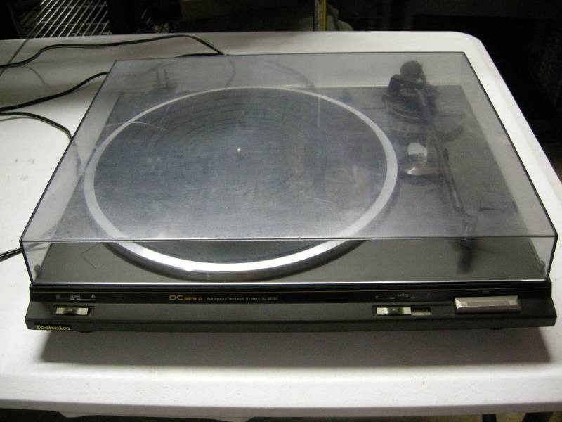 lot 6 image: Technics turntable