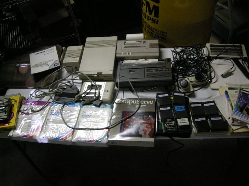 lot 9 image: Vintage Commodore 128 computer