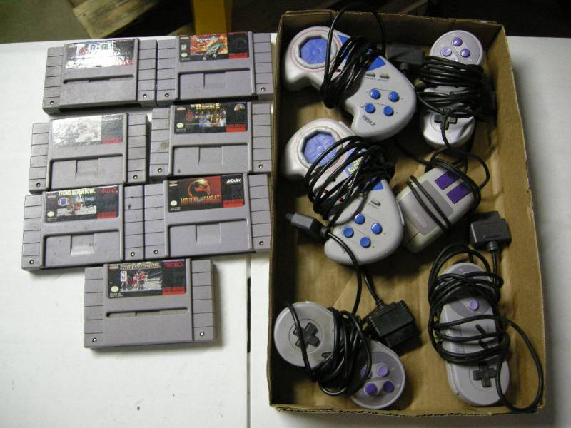 lot 10 image: Super Nintendo Gamescontrollers
