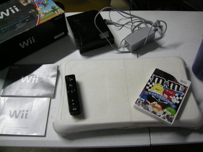 lot 15 image: Wii game items