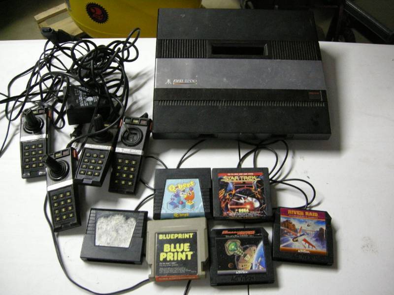lot 18 image: Atari 5200 game system