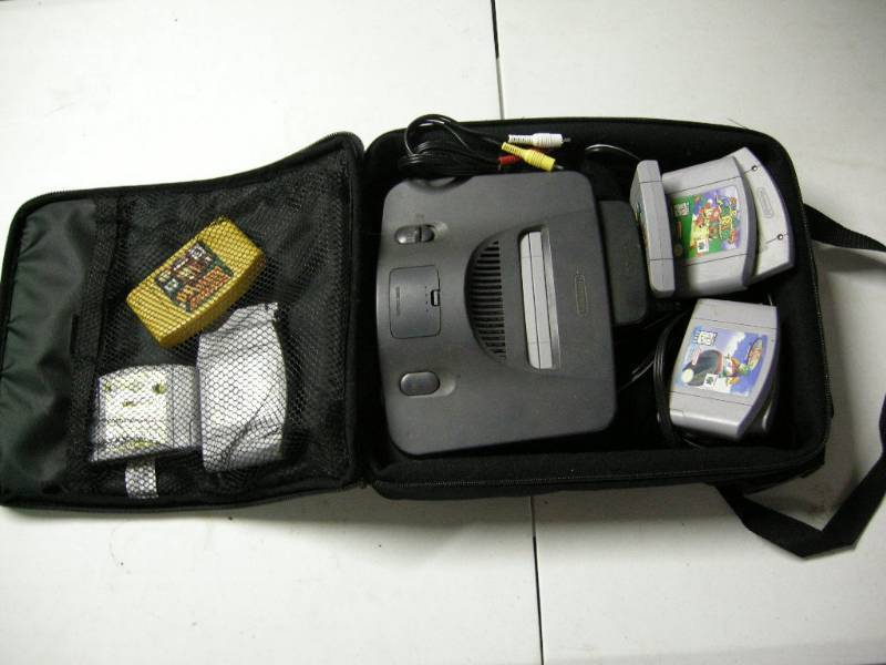 lot 19 image: Nintendo 64 game system