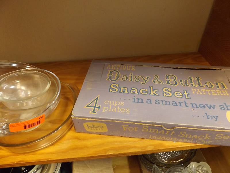 Daisy and Button Vintage Snack Set in Vintage Box, Glass Bowls