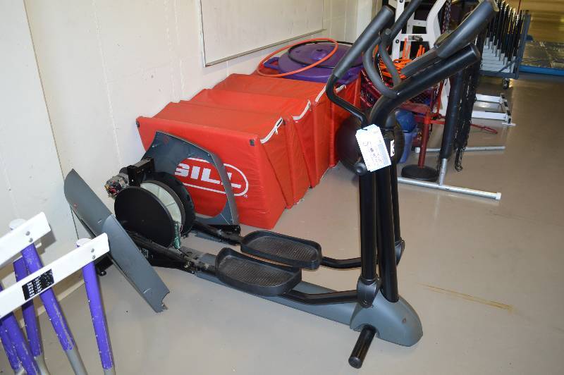 lot 5 image: Life Fitness 8500 Elliptical