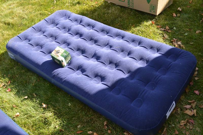 Blow-up Matress with Coleman Pump (1)