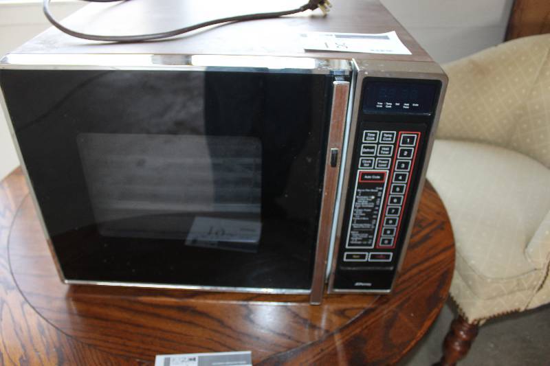 lot 18 image: Panasonic Microwave.