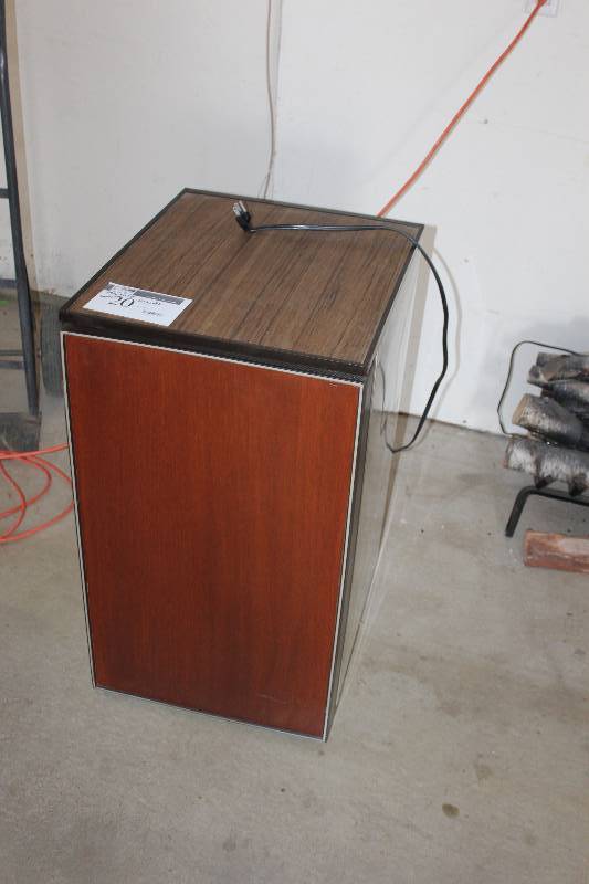 lot 20 image: General Electric Mini Fridge wCord.