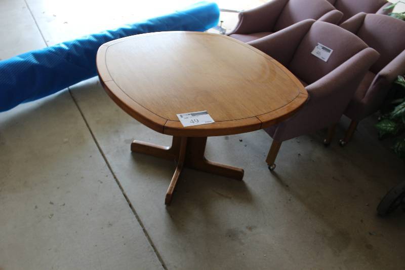 lot 49 image: Oak Wooden Table 42 x 42 x 25.