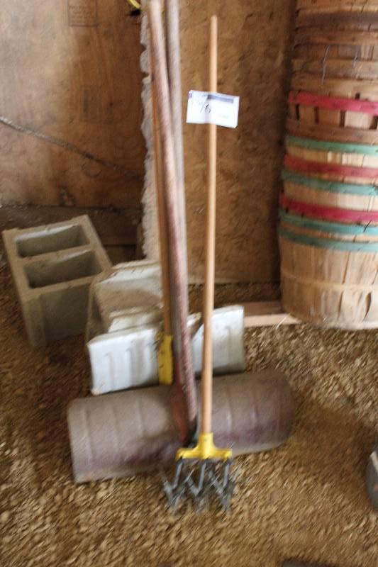 lot 76 image: Lot of (4) Yard Tools.