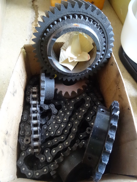 lot 19 image: Lot of misc gears and chains