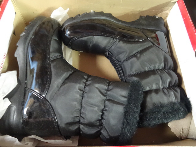 lot 34 image: Womens Sporto Boots