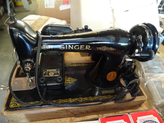 lot 74 image: Vintage Singer Sewing Machine