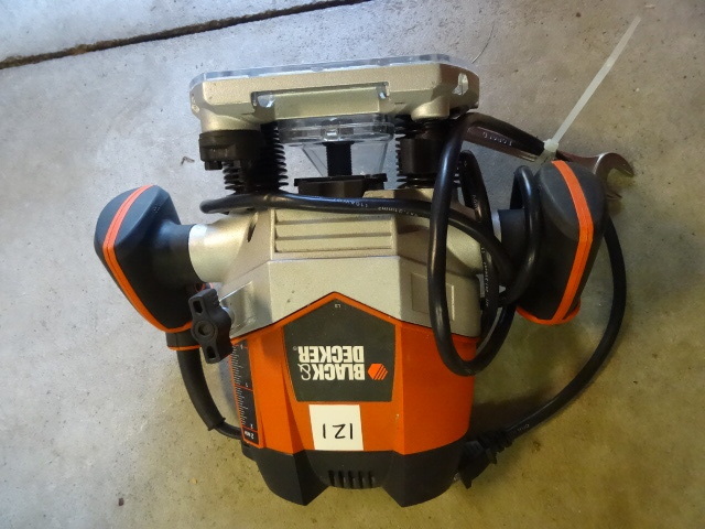 lot 121 image: Black & Decker Router