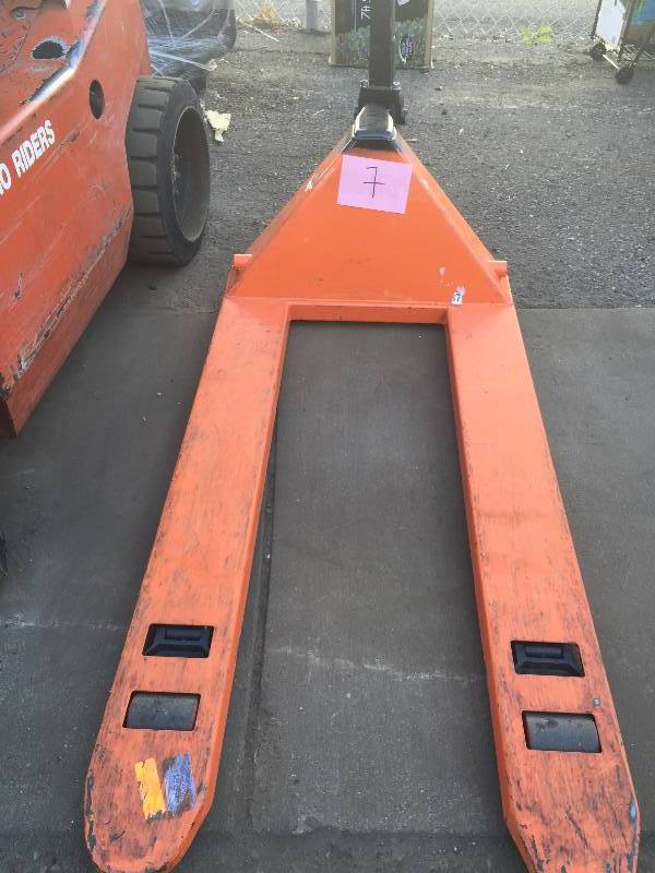 lot 7 image: Haul Master 2.5 Ton Pallet Jack